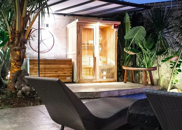 Stylish Tropical 2 Bedroom- Pool And Sauna
